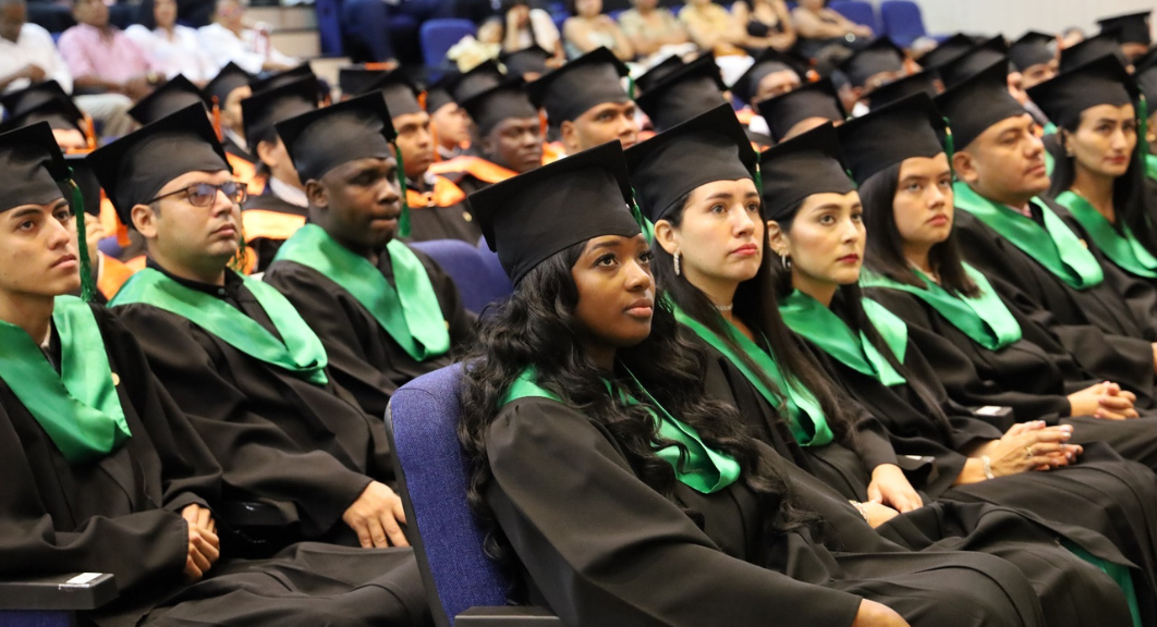 Con orgullo y nostalgia, nuestros estudiantes recibieron su ceremonia de grado