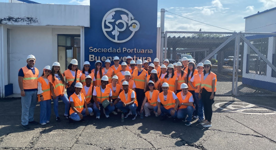 Estudiantes de Administración de Empresas y Contaduría viven una experiencia práctica en logística y comercio internacional en el puerto de Buenaventura